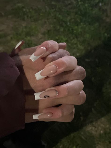 uñas con inicial G G Initial Nails, Initial Nails Acrylic, Nails Initials Design, Gigi Nails, Classy Gel Nails, Initial Nails, Grad Nails, G Initial, Girly Acrylic