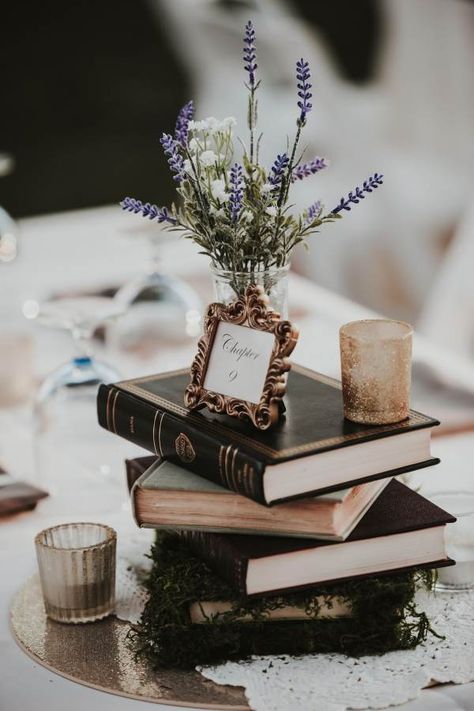 Book Wedding Centerpieces, Wedding Table Centerpieces Diy, Creative Wedding Centerpieces, Wedding Centerpiece Ideas, Diy Wedding Centerpieces, Book Centerpieces, Book Themed Party, Book Themed Wedding, Literary Wedding