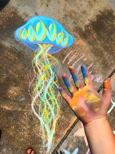 Chalk Art Jellyfish, Chalk Fish Drawing, Chalk Inspo Summer, Cool Chalk Drawings Ideas, Beach Chalk Art, Cute Summer Chalk Ideas, Chalk Ideas Aesthetic, Summer Chalk Ideas, Chalk Art Summer