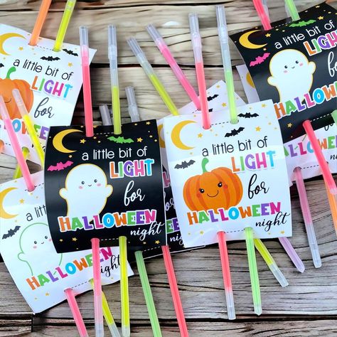 Kids Halloween Party Favors, Kids Halloween, Halloween Party Favors, Halloween Glow Sticks, Trick or Treat, Halloween Classroom Favors Light up Halloween with these fun glow stick party favors!   These party favors are perfect for kids of all ages as Halloween party favors, classroom parties, trick-or-treating, small kids gifts, Halloween Parties etc.... the kids will love them! SPECIFICS: ♥ These glow stick party favors come fully assembled with 2 glow sticks per card.  Glow stick colors will v Halloween Classroom Party Favors, Kids Halloween Class Gifts, Halloween School Favors, Halloween Classroom Treats Preschool, Preschool Halloween Favors, Halloween Party Gifts For Kids, Classmate Halloween Gifts, Halloween Gifts For Preschoolers, Halloween Class Treats Non Candy