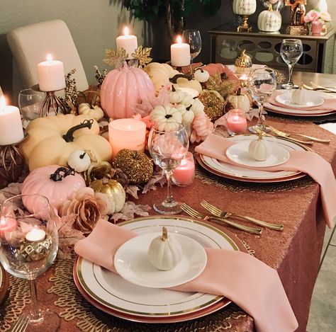 Pink Pumpkin Table Decor, Rose Gold Thanksgiving Table, Pink Friendsgiving Decorations, Pink Fall Tablescapes, Pink Thanksgiving Decorations, Girly Friendsgiving, Pink Thanksgiving Table, Pink Friendsgiving, Girly Thanksgiving