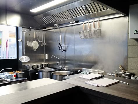 Tiny Open Kitchen, Ramen Shop Design, Noodle Shop Design, Ramen Noodle Bar, Ramen Restaurant Interior, Ramen Interior Restaurant, Ramen Kitchen, Restaurant Kitchen Layout, Japanese Ramen Shop Design