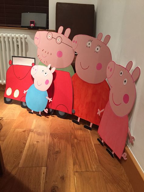 Homemade Peppa Pig cardboard cutouts Peppa Pig Cutouts, Peppa Pig Gift Ideas, Peppa Pig Photo Shoot Ideas, Peppa Pig Diy Decorations, Diy Peppa Pig Decorations, Pepa Pig Birthday Decoration, Peppa Pig Crafts, Peppa Pig Diy, Peppa Pig Theme Birthday