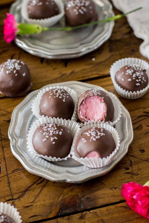 Buttercream Candies, Buttercream Candy Recipe, Dipped Candy, Dessert Truffles, Chocolate Candy Recipes, Chocolate Covered Strawberry, Candy Truffles, Cream Candy, Strawberry Buttercream