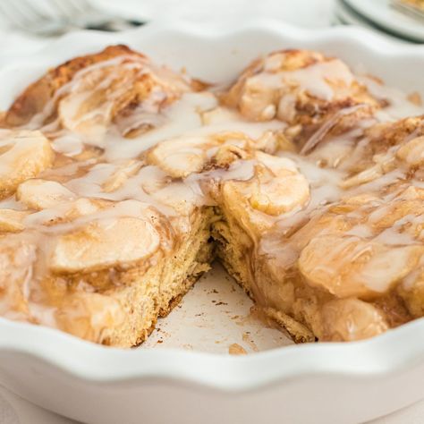 Cinnamon Roll Apple Bake, Apple Bake, Fall Recipes Breakfast, Cinnamon Roll Recipe Homemade, Fluffy Cinnamon Rolls, Cinnamon Roll Bake, 2 Ingredient Recipes, Apple Cinnamon Rolls, Apple Pie Filling