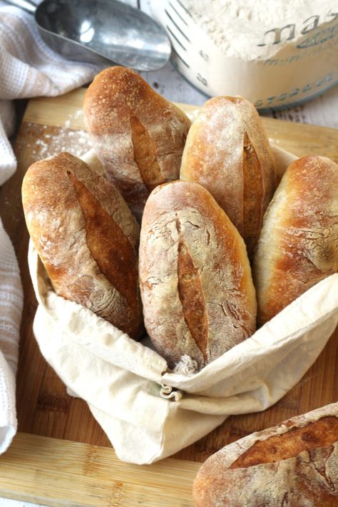 Make your own crusty Italian rolls with this easy no knead panini bread recipe! Enjoy filled with your favorite sandwich ingredients. Panini Bread Recipe, Mangia Bedda, Italian Panini, Panini Bread, No Knead Pizza Dough, Italian Rolls, Italian Bread Recipes, Best Homemade Pizza, Artisan Bread Recipes