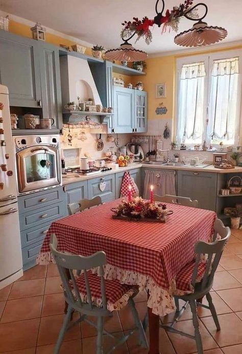 Small Kitchen Design, Country Kitchen Designs, Cottage Kitchens, Red Checkered, Cozy Kitchen, Shabby Chic Kitchen, Cabinets Kitchen, Dream House Decor, Retro Kitchen