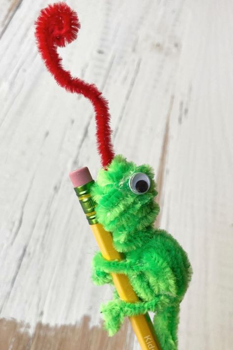 How to make the best pipe cleaner crafts for kids - Animal pencil toppers, borax crystals, flower counting, flower bookmarks, butterfly rings and more. Paper Craft Ideas For Kids, Flower Making Crafts, Pipe Cleaner Animals, Pipe Cleaner Art, Aesthetic Paper, Kids Aesthetic, Hair Flyer, Diy Pipe, Paper Craft Ideas