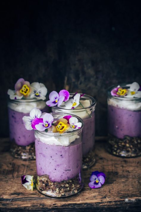 Raw Berry Cheesecake - Sugar et al Edible Flowers Recipes, Vegan Wedding Cake, Dessert Parfait, Raw Vegan Desserts, Raw Cake, Berry Cheesecake, Vegan Cheesecake, Healthy Sweet Treats, Raw Desserts