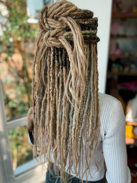 Blonde Dreadlock Extensions, Dreadlock Extensions White Girl, Bleached Dreads, Viking Dreads Women, Natural Hair Dreadlocks, Half Dreaded Hair, Dreadlock Inspiration, White Girl Dreads, Dreadlock Journey