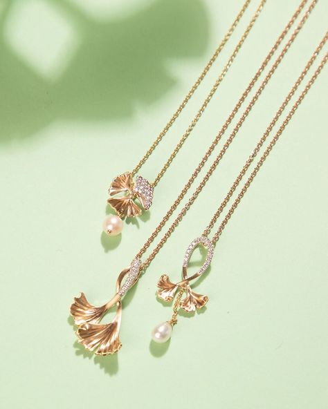 CaratLane on Instagram: “#NewArrivals Introducing Amaraa ✨Our latest collection that brings you a new age charm in the classic Ginkgo motif ☘️ Go to link in bio to…” Caratlane Jewellery, Jewelry Minimal, Jewellery Pendant, Fine Jewelery, Kids Jewelry, Gold Jewellery, New Age, Pendant Jewelry, Gold Chains