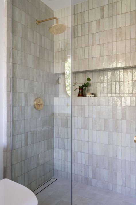 organic modern zellige tile shower Shower Niche With Tub, Megan Stokes Bathroom, Guest Bathroom Standing Shower Ideas, Shower Tile And Floor Tile Combinations, Toilet Room Master Bath, Primary Bathroom, Master Shower, Bathroom Redesign, Morning Routines