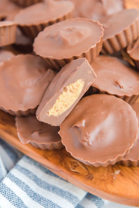 Homemade Reeses Cups, Peanut Butter Cups Recipe, Homemade Peanut Butter Cups, Reese's Peanut Butter Cups, Peanut Butter Cup Cookies, Easy Chocolate Desserts, Candy Recipes Homemade, Homemade Peanut Butter, Reeses Peanut Butter Cups