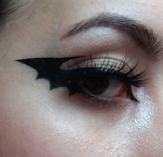 Cool Goth Eyeliner, Bat Liner Makeup, Bat Eye Makeup Halloween, Bat Winged Eyeliner, Cute Simple Graphic Liner, Eyeliner Styles Halloween, Halloween Eyeliner Simple, Halloween Alt Makeup, Halloween Makeup Bat Eyes