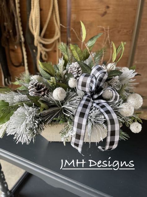 Black And White Christmas Table Centerpiece, Black And White Christmas Floral Arrangements, Christmas Floral Box Arrangements, Snowman Floral Arrangements, Christmas Flower Arrangements With Snowman, Xmas Arrangements, Table Box Centerpiece Chtostmas, Christmas Arrangements Centerpieces, Xmas Centerpieces