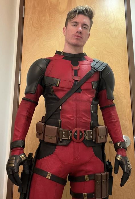 Hot Halloween Costumes For Guys, Deadpool Photos, Diy Costumes Men, Ryan Reynolds Deadpool, Deadpool Costume, Deadpool Cosplay, Spiderman Cosplay, Marvel Costumes, Deadpool Comic