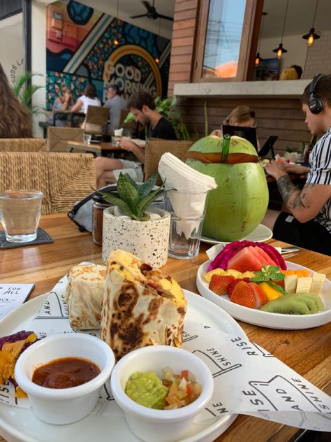 Pretty Brunch, Bali Breakfast, Food Influencer, Aesthetic Tropical, Bali Food, Influencer Style, Life Vibes, Brunch Places, Rise And Shine