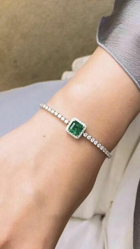 Princess Cut Halo, Diamond Bracelet Design, Diamond Pendants Designs, German Silver Jewelry, Emerald Bracelet, Bangles Jewelry Designs, Diamond Jewelry Designs, Bracelets Gold Diamond, A Bracelet