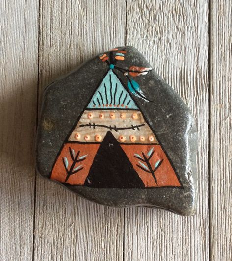 Native American Rock Painting, Aztec Rock Painting, Western Painted Rocks, Triangle Rock Painting, Triangle Rock Painting Ideas, Boho Rock Painting, Teepee Painting, Teepee Art, Aztec Paintings