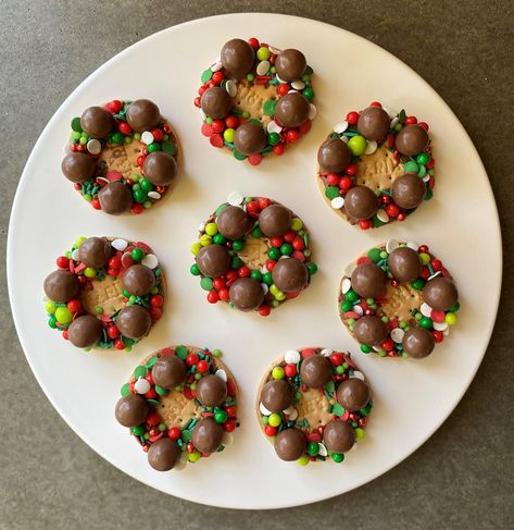 MalteserWreath_Complete2-webs Biscuit Wreath, Marie Biscuits, Christmas Buffet, Xmas Treats, Aussie Christmas, Christmas Biscuits, Christmas Cake Designs, Christmas Dinner Party, Kids Christmas Party