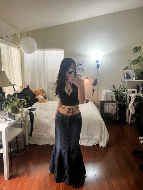 Long denim skirt w/ black top Outfits With Long Green Skirts, Skirt And Thong Outfits, 2000s Long Skirt Outfit, Long Demon Skirt Outfit, Denim Mermaid Skirt Outfit, Long Black Jean Skirt, Long Black Jean Skirt Outfit, Black Long Denim Skirt Outfit, Y2k Long Denim Skirt Outfit