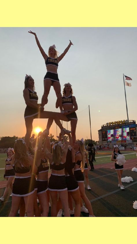 Cheer Life Aesthetic, Cheerleading Aesthetic Wallpaper, Cheer Gym Aesthetic, Cheer Aesthetic Pictures, Comp Cheer Aesthetic, Sideline Cheer Aesthetic, Cheer Inspo Pics, College Cheerleader Aesthetic, Cheer Coach Aesthetic