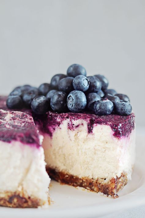 A Blueberry Raw Cheesecake For A Special Valentine | The Awesome Green American Dessert, Raw Cheesecake, Cheesecake Vegan, Dessert Oreo, Raw Vegan Desserts, Raw Cake, Vegan Blueberry, Vegan Cheesecake, Cake Vegan