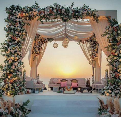 Sunset Mandap Decor, Contemporary Mandap Decor, Outdoor Hindu Wedding, Wedding Mandap Decor, Vidhi Mandap, Mandap Ideas, Retreat Decor, Reception Decoration Ideas, Hindu Wedding Decorations