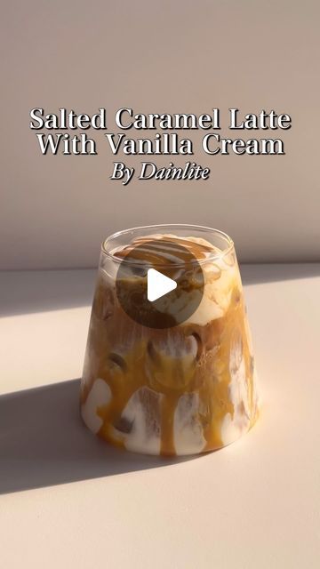 Mia on Instagram: "Salted Caramel Latte With Vanilla Cream🤎

Bahan - bahan / Ingredients:
10 ml vanilla syrup
40 ml whipping cream
15 ml milk
Salted caramel sauce
100 ml milk
Espresso
Ices

#homecafe #homecafeindonesia #recipe #aesthetic #vanilla #saltedcaramel #coffee #reels" Caramel Milk Tea, Coffee Reels, Salted Caramel Latte, Special Drinks, Whipped Coffee, Recipe Aesthetic, Coffee Cappuccino, Vanilla Milk, Salted Caramel Sauce