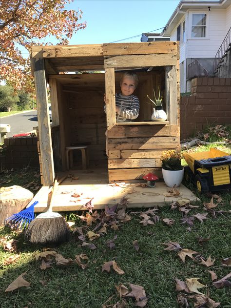 Pallet Play House Diy, Pallet Cubby House, Pallet Playhouse Diy Easy, Diy Cubby House, Backyard Fort, Pallet Kids, Pallet Playhouse, Childrens Playhouse, Garden Playhouse