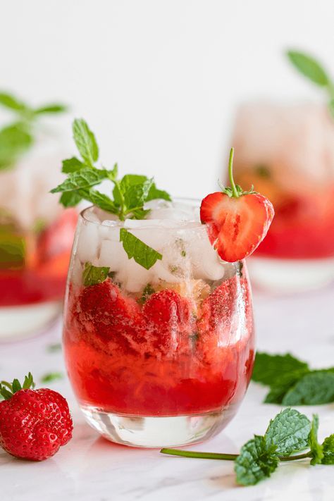 Strawberry Mojito Mocktail, Cuban Mojito, Non Alcoholic Mojito, How To Store Strawberries, Strawberry Health Benefits, Mojito Mocktail, Fruit Combinations, Virgin Mojito, Strawberry Mojito