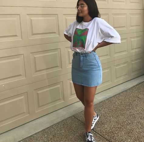 Camiseta oversize com uma saia jeans para dar uma marcada na cintura e no quadril. Jean Skirt Outfits, Rihanna Outfits, Foto Tips, Outfit Jeans, Mode Inspo, Outfit Goals, Mode Inspiration, Teen Fashion Outfits, Looks Vintage