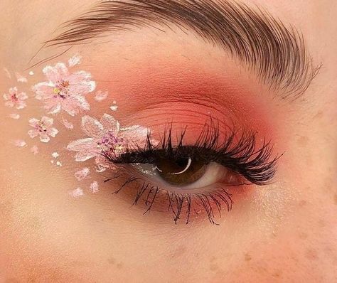 Floral Makeup Looks Simple, Pink Flower Eye Makeup, Spring Themed Makeup, Rose Makeup Look Flower, Flower Graphic Liner, Flower Make Up, Pink Flower Makeup, Flower Makeup Looks, Rose Flower Makeup