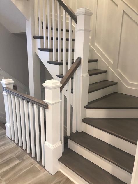 Perfect Stairs 😉 Grey Painted Stairs, Black And White Stairs, Baddie Bedroom, Laminate Stairs, Stair Renovation, Gray Stairs, Stairs Renovation, White Staircase, White Stairs