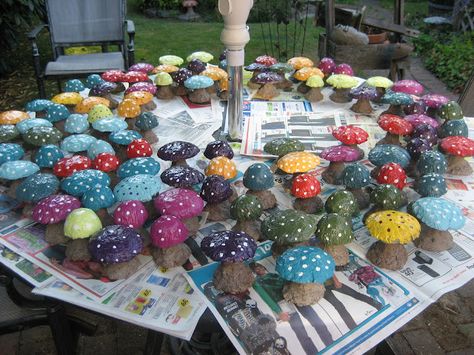 Concrete Mushrooms--- I was at Gardeners pathway workshop when a guy showed how to make these. This reminds me: I. Need. To. Do. This. Hantverk Diy, Outdoor Crafts, Concrete Crafts, Concrete Projects, Concrete Diy, Gnome Garden, Garden Crafts, Herb Garden, Dream Garden