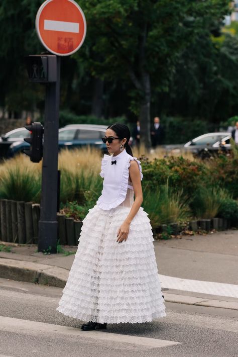 Spring Summer 2023 Street Style, Summer 2023 Street Style, Fashion Week Spring Summer 2023, Classic Parisian Style, Khaki Mini Dress, Street Vibes, Scandi Fashion, Ideal Wardrobe, Trench Dress