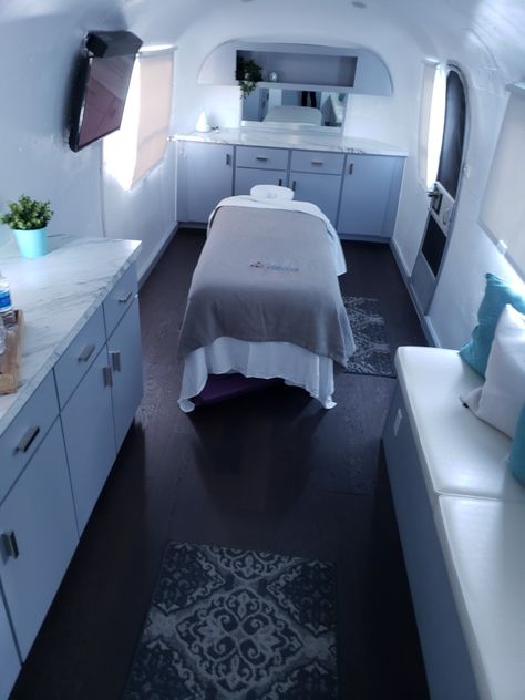 like the faux marble countertop Mobile Beauty Salon, Silver Liner, Silver Tablecloth, Mobile Spa, Mobile Massage, Massage Studio, Mobile Beauty, Cabinet Wall, Art Pillows