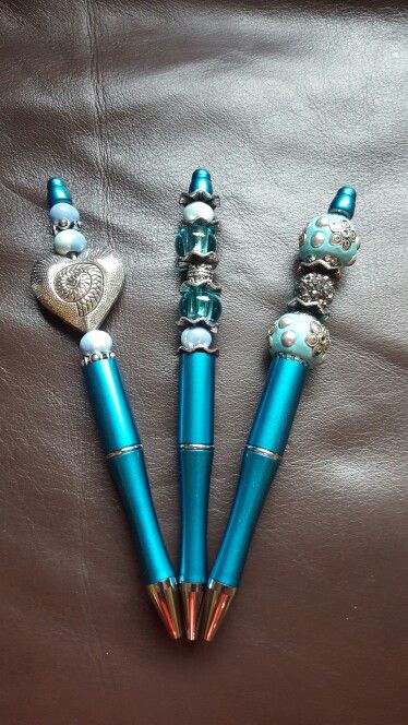 Unusual beaded pens Bearable Pens, Bubble Gum Craft, Bubblegum Pens, Decorative Pens, Pen Beads, Beaded Gifts, Diy Pens, Bead Pens, Pen Stationary