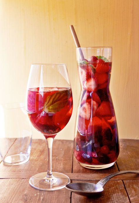 Sparkling Ros� Berry Sangria / Stunningly beautiful, fruity, and a delightful pitcher drink for summer entertaining. #cocktail #sangria #summer White Wine Sangria Recipe, Sangria Drink, Drink For Summer, Red Sangria Recipes, Flavored Liquor, Winter Sangria, Berry Sangria, Red Wine Sangria, Pitcher Drinks