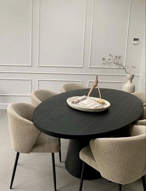 Black In Interior Design, Black And Cream Dining Table, Dining Room Modern Minimalist, Black And Beige Dining Room, Dining Table For Small Spaces Apartments, Black Dinner Table, Before And After Home Interior, Christmas Dining Table Decorations, Dining Table Decorations