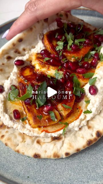 Elizabeth (Lilly) Assender on Instagram: "Harissa honey halloumi flatbreads 😮‍💨

I’ve been making these on REPEAT so so sooo yum! 

Ingredients 
1 flatbread, I used @mydelikitchen greek style flatbread 
Halloumi 
Honey 
Roughly 1 heaped tsp harissa @bartingredients 
Hummus 
Pomengrate seeds 
Fresh parsley 
Optional: more honey to drizzle over 

#halloumi #quicklunch #lunchideas #flatbreads" Hot Honey Halloumi Flatbread, Halloumi Flatbread, Harissa Halloumi, Greek Style Flatbread, Honey Halloumi, Hummus Flatbread, Halloumi Recipes, Vegetable Entrees, Comforting Food