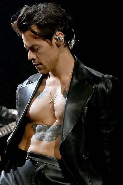 harry styles performing 'watermelon sugar' at the grammy awards '21, los angeles, california, march 14th 2021 Harry Styles Shirtless, Harry Styles Lockscreen, Harry 1d, Vogue France, Harry Styles Cute, Celebrity Look Alike, Harry Styles Wallpaper, Harry Styles Pictures, Harry Styles Photos