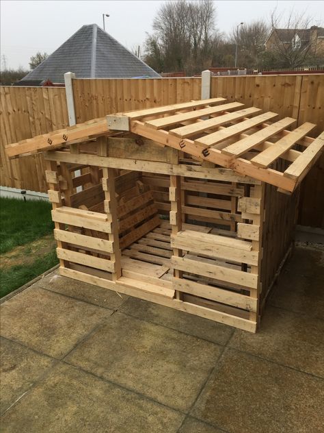 Pallet playhouse Small House Diy, Pallet Dog House, Pallet Playhouse, Pallet Shed, Diy Playhouse, Build A Playhouse, Pallet House, Dog House Diy, Building A Chicken Coop