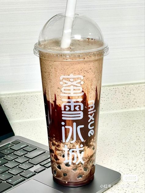 xiaohongshu chocolate sauce milk boba tea bubble tapioca pearl frappe frappuccino Chocolate Boba Tea, Chocolate Boba, Milk Boba Tea, Brown Drinks, Boba Aesthetic, Tapioca Pearl, Big Snacks, Boba Drink, Tapioca Pearls