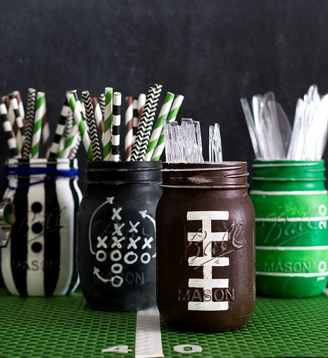 Football Mason Jar - Painted & Distressed Mason Jar Craft Super Bowl Crafts, Diy Super Bowl, Mason Jar Utensil Holder, Fall Mason Jar Crafts, Jar Games, Distressed Mason Jars, Fall Mason Jars, Pint Mason Jars, Mason Jar Projects