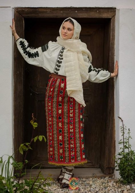 Romanian Clothing, Folk Dresses, Costume Collection, Folk Fashion, Folk Costume, World Cultures, Traditional Outfits, Maxi Skirt, Designer Dresses