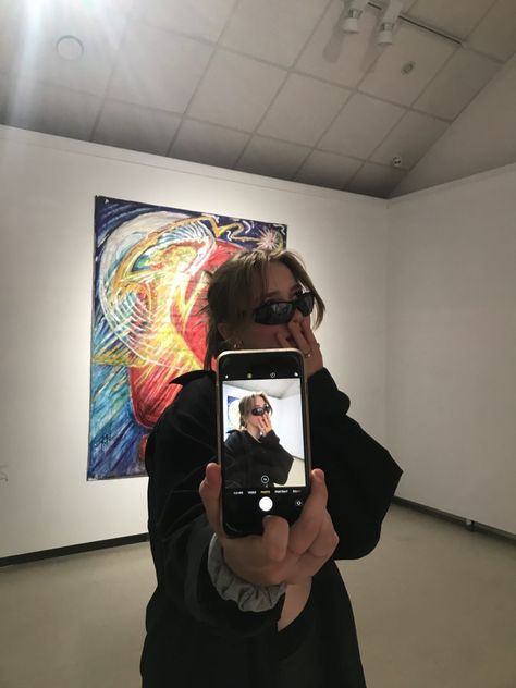 Art Gallery Photo Inspiration, Art Gallery Insta Pics, Art Gallery Pictures Aesthetic, Guggenheim Museum Photoshoot, Art Gallery Aesthetic Friends, Art Gallery Photo Ideas, The Broad Museum Pictures, Art Museum Pose Ideas, Art Gallery Aesthetic Poses