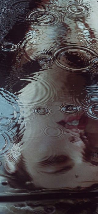 Water Reflection Aesthetic, Reflection Pictures Ideas, Reflection In Water Photography, Reflection Self Portrait, Water On Mirror Photography, Mirror Water Photography, Water Refraction Photography, Water Reflections Art, Water Mirror Photography