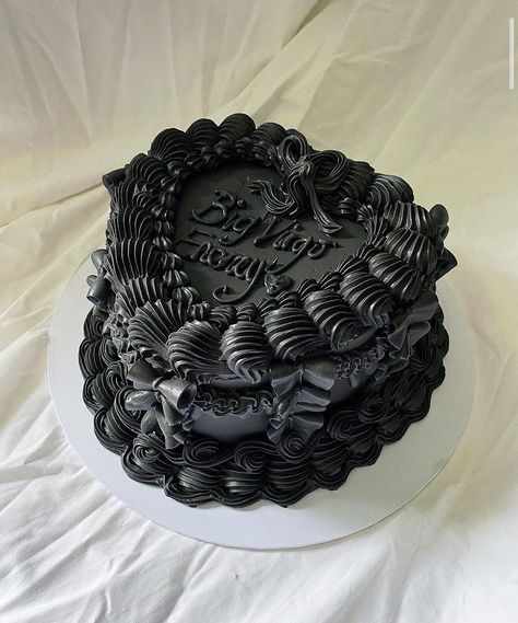 Gothic Baking, Goth Birthday Cake, Birthday Cake Aesthetic Black, Gothic Birthday Party, Big Virgo Energy, Birthday Frosting, Saltburn Party, Gothic Cakes, Gothic Birthday Cakes