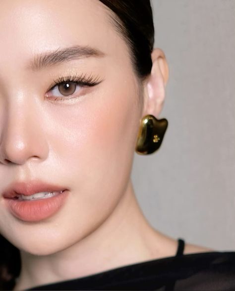 Cool Tone Asian Makeup, Low Weight Makeup, Asian Hooded Eye Makeup, Dewey Makeup, Thai Makeup, Skincare Headband, Pink Skin Tone, Drew Barrymore Show, Light Makeup Looks